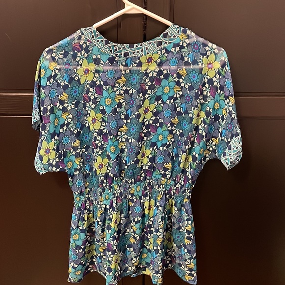 NWOT XXI brand beautiful short sleeve sheer blouse. Light & flowy. Size S. - Picture 3 of 4